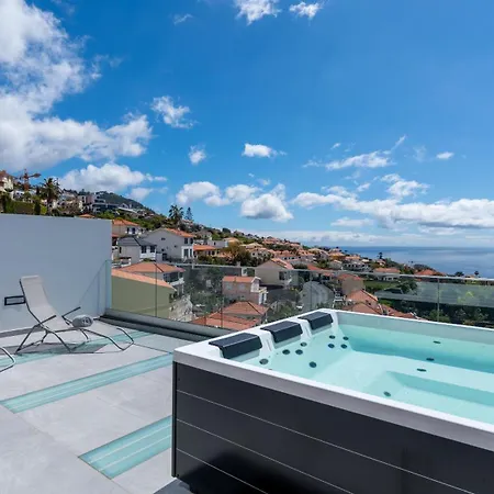 Daysy House By Lovelystay - Oceanview Jacuzzi Дом отдыха Фуншал